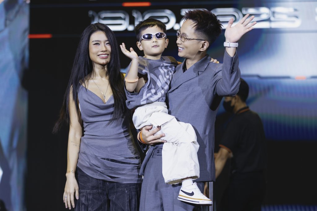 Fan meeting nhiều "sít rịt" nhất gọi tên Rhymastic, album "Đâu ai yêu nghệ thuật đến thế" được công bố bất ngờ- Ảnh 4. Fan meeting nhiều "sít rịt" nhất gọi tên Rhymastic, album "Đâu ai yêu nghệ thuật đến thế" được công bố bất ngờ- Ảnh 4.