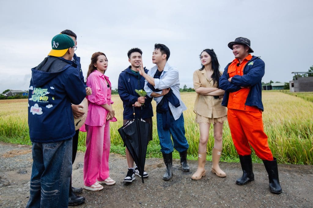 Ninh Dương Story "tách lẻ" ngay tập đầu, Chi Pu - Hương Giang “xanh mặt” khi bắt vịt trong "Hàng xóm mới"- Ảnh 1.