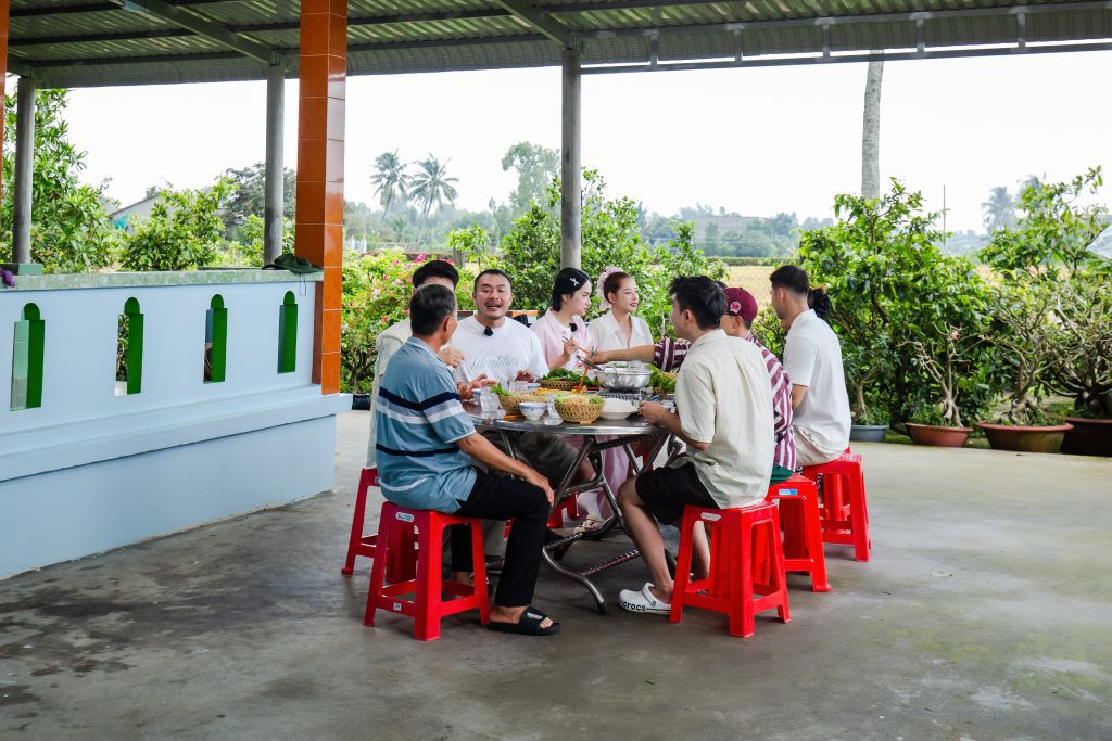 Chi Pu, Hương Giang và Ninh Dương Story tá hỏa khi lần đầu chăm em tại tập 3 "Hàng xóm mới"- Ảnh 3. Chi Pu, Hương Giang và Ninh Dương Story tá hỏa khi lần đầu chăm em tại tập 3 "Hàng xóm mới"- Ảnh 3.
