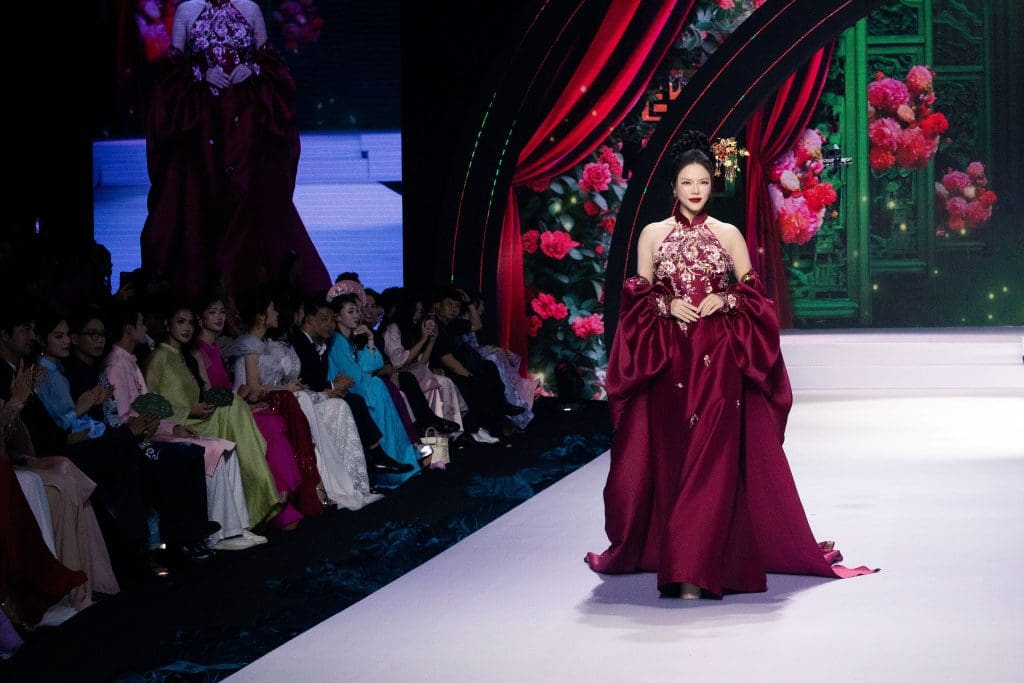 Lý Nhã Kỳ biến hóa khi "chạy show", hết gợi cảm bên Quốc Trường lại sắc sảo ủng hộ NTK Linh San- Ảnh 4.