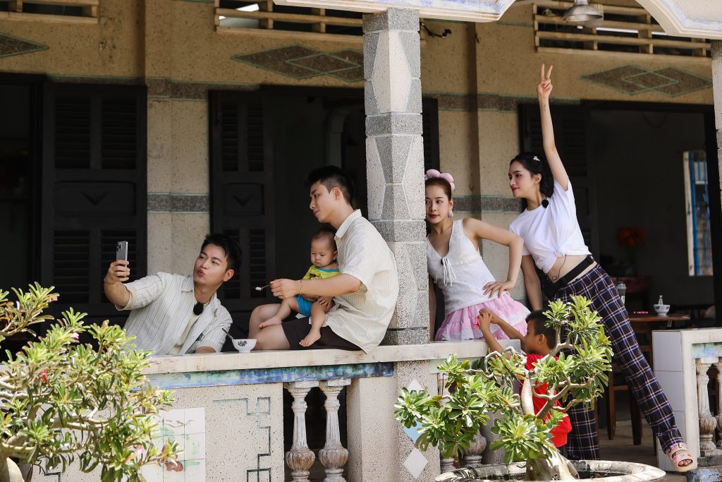 Chi Pu, Hương Giang và Ninh Dương Story tá hỏa khi lần đầu chăm em tại tập 3 "Hàng xóm mới"- Ảnh 6. Chi Pu, Hương Giang và Ninh Dương Story tá hỏa khi lần đầu chăm em tại tập 3 "Hàng xóm mới"- Ảnh 6.