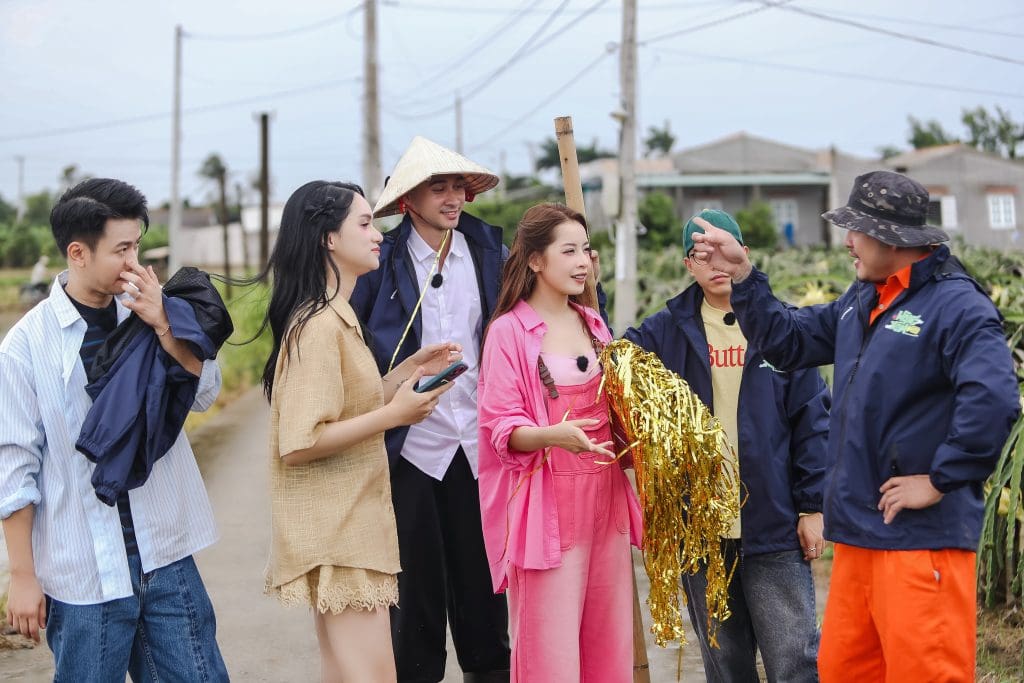 Ninh Dương Story "tách lẻ" ngay tập đầu, Chi Pu - Hương Giang “xanh mặt” khi bắt vịt trong "Hàng xóm mới"- Ảnh 3.