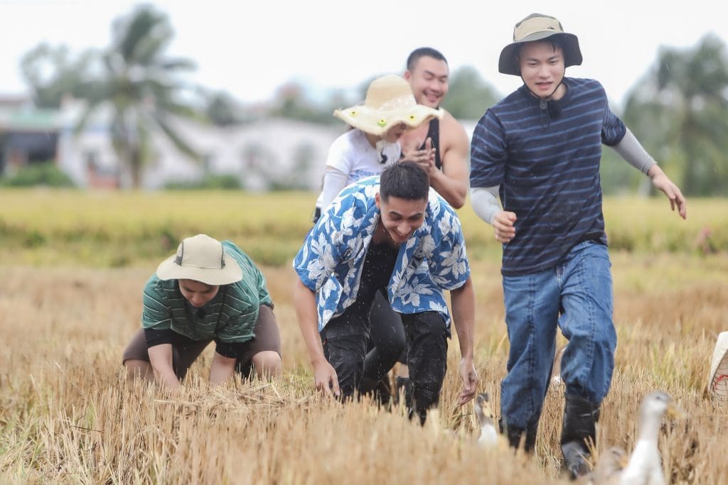 Ninh Dương Story "tách lẻ" ngay tập đầu, Chi Pu - Hương Giang “xanh mặt” khi bắt vịt trong "Hàng xóm mới"- Ảnh 8.