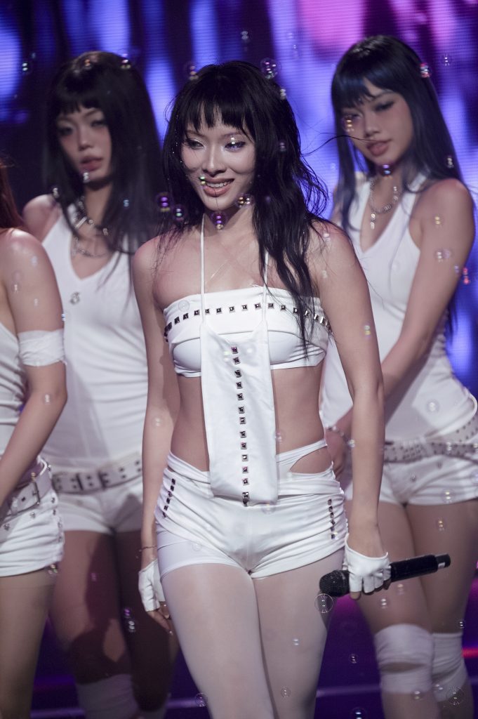 Mỹ Mỹ khoe khả năng trình diễn ấn tượng, bùng nổ với fancon đầu tiên trong sự nghiệp- Ảnh 5. Mỹ Mỹ khoe khả năng trình diễn ấn tượng, bùng nổ với fancon đầu tiên trong sự nghiệp- Ảnh 5.