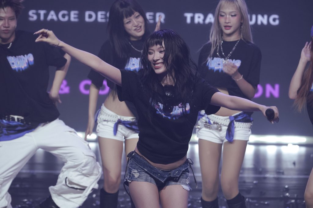 Mỹ Mỹ khoe khả năng trình diễn ấn tượng, bùng nổ với fancon đầu tiên trong sự nghiệp- Ảnh 7. Mỹ Mỹ khoe khả năng trình diễn ấn tượng, bùng nổ với fancon đầu tiên trong sự nghiệp- Ảnh 7.