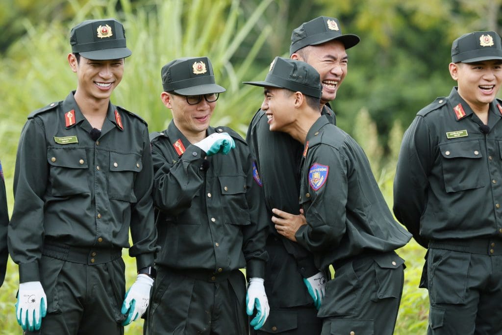 “Chiến sĩ quả cảm” tập 13: MONO trải nghiệm trận chiến trong khói đạn giữa rừng núi Sơn La- Ảnh 1. “Chiến sĩ quả cảm” tập 13: MONO trải nghiệm trận chiến trong khói đạn giữa rừng núi Sơn La- Ảnh 1.