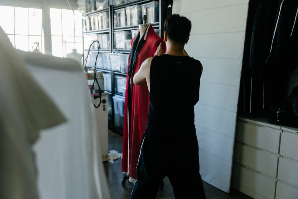 NTK gốc Việt Peter Do và NTK Mai Lâm đảm nhận thiết kế trang phục cho đêm diễn của Hà Anh Tuấn tại Mỹ- Ảnh 1. NTK gốc Việt Peter Do và NTK Mai Lâm đảm nhận thiết kế trang phục cho đêm diễn của Hà Anh Tuấn tại Mỹ- Ảnh 1.