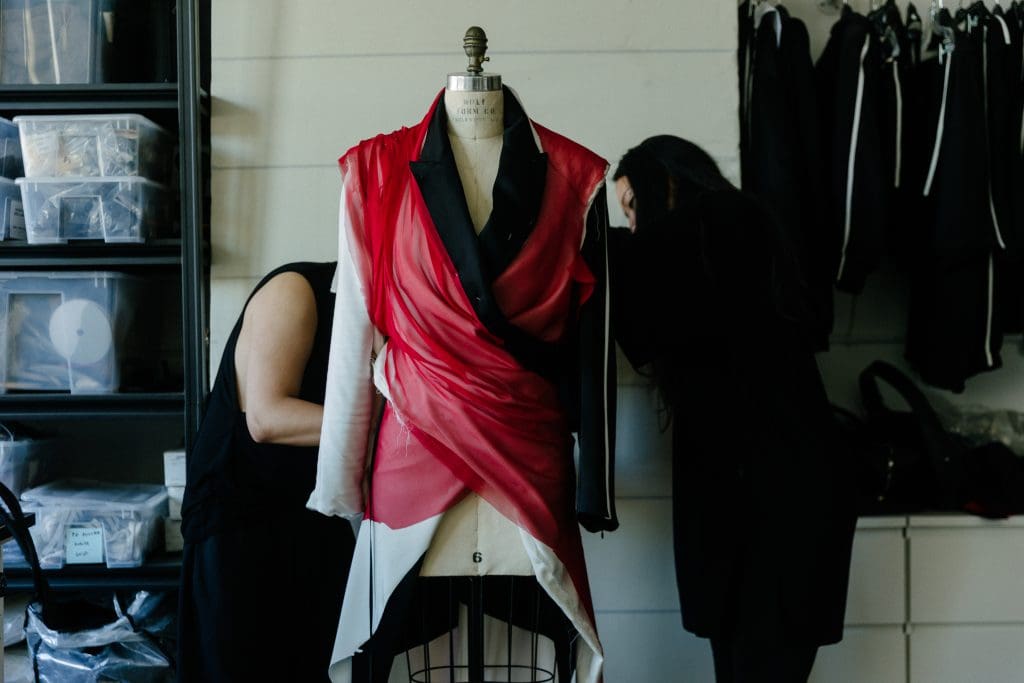 NTK gốc Việt Peter Do và NTK Mai Lâm đảm nhận thiết kế trang phục cho đêm diễn của Hà Anh Tuấn tại Mỹ- Ảnh 2. NTK gốc Việt Peter Do và NTK Mai Lâm đảm nhận thiết kế trang phục cho đêm diễn của Hà Anh Tuấn tại Mỹ- Ảnh 2.