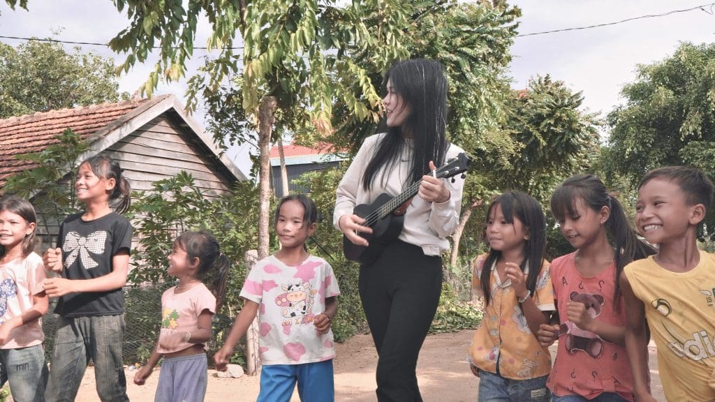 Phúc Anh mời các em bé trong làng phong đóng MV "Trẻ vùng cao", nối dài chuỗi hoạt động ý nghĩa- Ảnh 4.