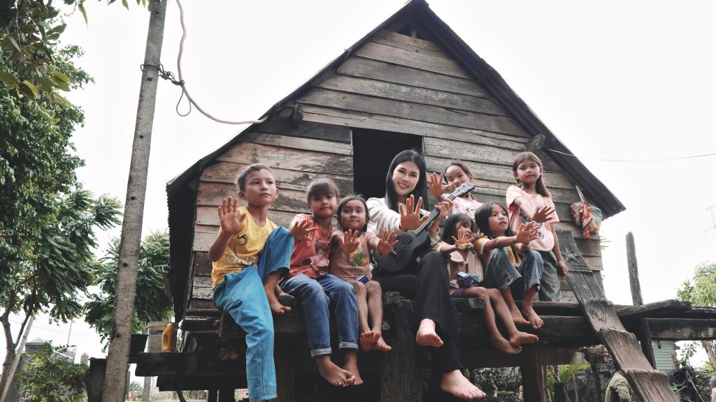 Phúc Anh mời các em bé trong làng phong đóng MV "Trẻ vùng cao", nối dài chuỗi hoạt động ý nghĩa- Ảnh 5.