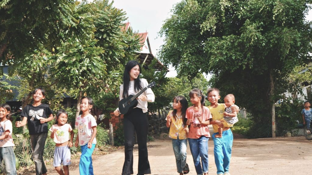 Phúc Anh mời các em bé trong làng phong đóng MV "Trẻ vùng cao", nối dài chuỗi hoạt động ý nghĩa- Ảnh 6.