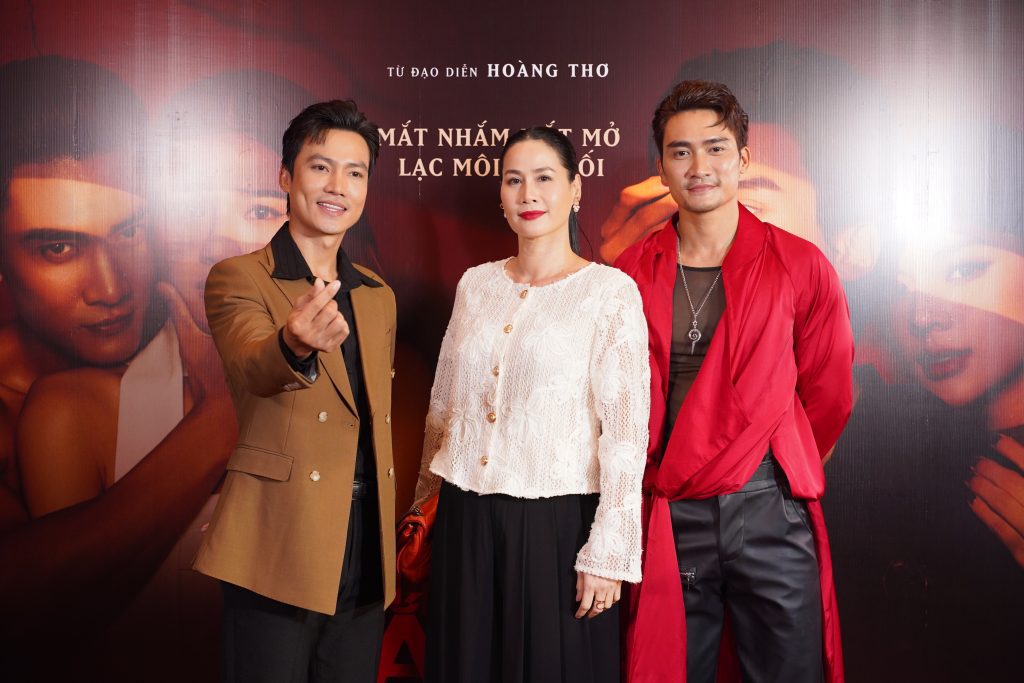 Lương Gia Huy bị thương ngay "mặt tiền" khi ẩu đả với Dũng Bino lúc quay phim "Bịt mắt bắt nai"- Ảnh 3. Lương Gia Huy bị thương ngay "mặt tiền" khi ẩu đả với Dũng Bino lúc quay phim "Bịt mắt bắt nai"- Ảnh 3.