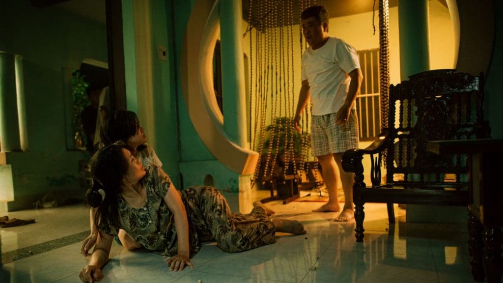 "Cải mả" thay đổi lịch chiếu, hé lộ quá trình ê-kíp lăn xả giữa nghĩa trang để tạo nên chuyện phim chân thật, ám ảnh- Ảnh 1.
