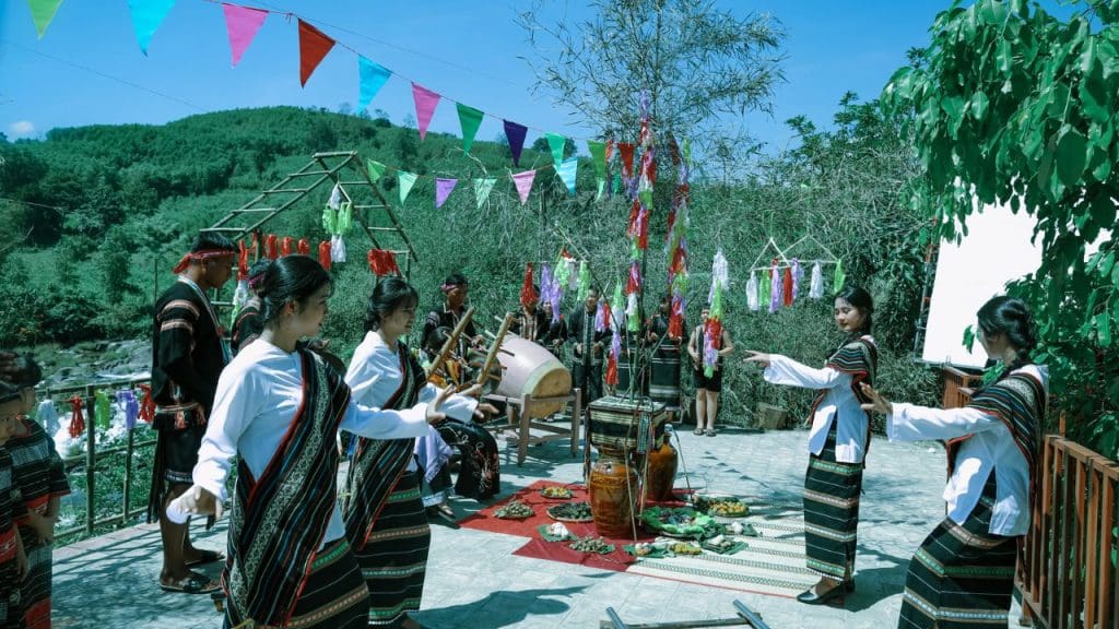 "Cải mả" thay đổi lịch chiếu, hé lộ quá trình ê-kíp lăn xả giữa nghĩa trang để tạo nên chuyện phim chân thật, ám ảnh- Ảnh 4.