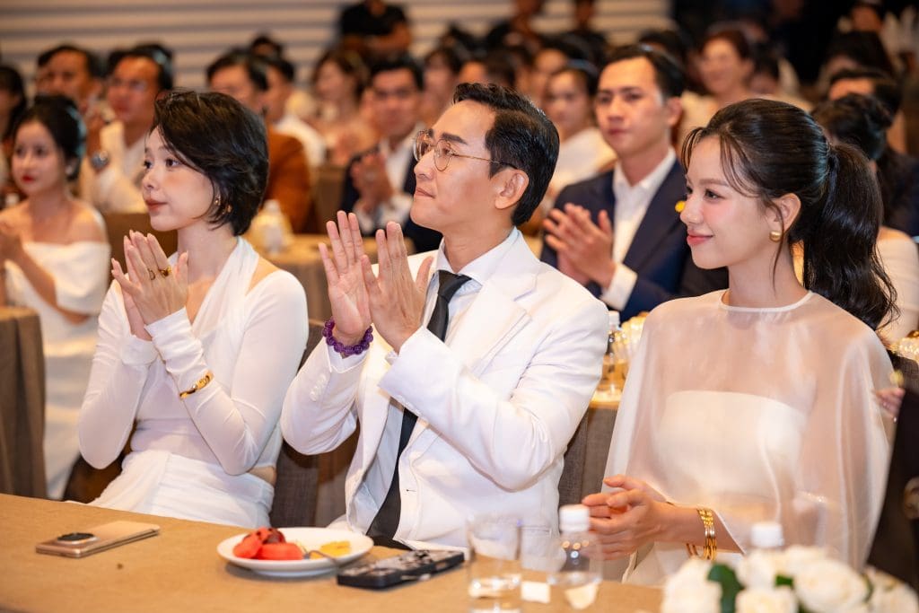 Dàn sao tỏa sáng tại sự kiện nghệ thuật mùi hương: Hứa Vĩ Văn, Lê Hạ Anh chiếm spotlight- Ảnh 4. Dàn sao tỏa sáng tại sự kiện nghệ thuật mùi hương: Hứa Vĩ Văn, Lê Hạ Anh chiếm spotlight- Ảnh 4.