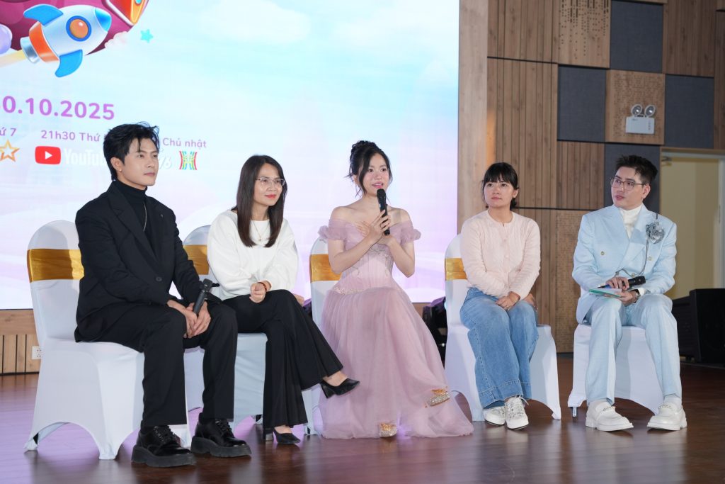 Gin Tuấn Kiệt – Lâm Vỹ Dạ làm "thầy giáo - cô giáo" trong show thực tế mới "Trường học siêu sao"- Ảnh 4. Gin Tuấn Kiệt – Lâm Vỹ Dạ làm "thầy giáo - cô giáo" trong show thực tế mới "Trường học siêu sao"- Ảnh 4.