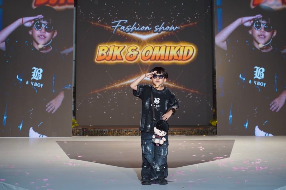 Rapper 8 tuổi “Em bé chất” làm vedette, khuấy động sàn diễn thời trang nhí- Ảnh 1. Rapper 8 tuổi “Em bé chất” làm vedette, khuấy động sàn diễn thời trang nhí- Ảnh 1.