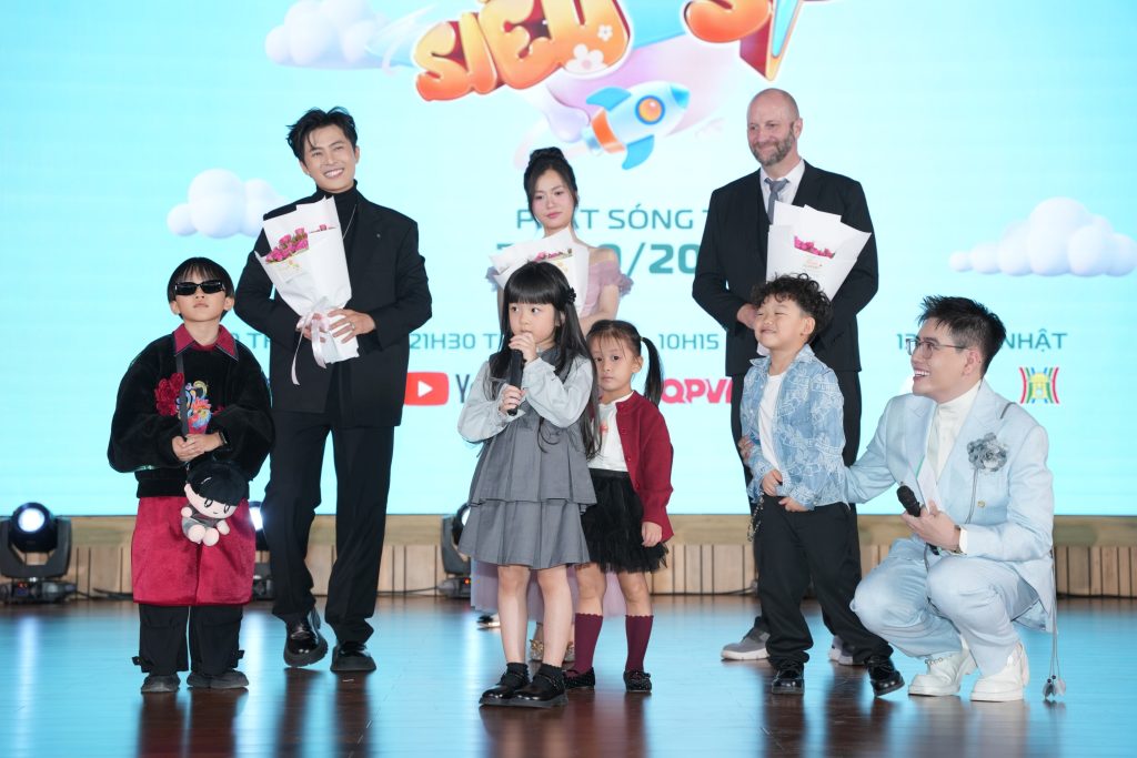 Gin Tuấn Kiệt – Lâm Vỹ Dạ làm "thầy giáo - cô giáo" trong show thực tế mới "Trường học siêu sao"- Ảnh 3. Gin Tuấn Kiệt – Lâm Vỹ Dạ làm "thầy giáo - cô giáo" trong show thực tế mới "Trường học siêu sao"- Ảnh 3.