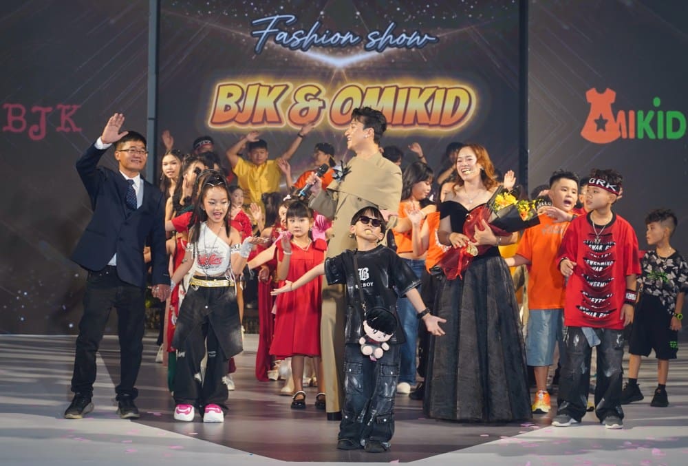 Rapper 8 tuổi “Em bé chất” làm vedette, khuấy động sàn diễn thời trang nhí- Ảnh 4. Rapper 8 tuổi “Em bé chất” làm vedette, khuấy động sàn diễn thời trang nhí- Ảnh 4.