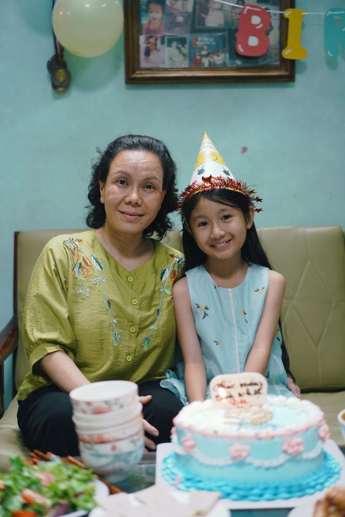 Giữa "công thức thương mại", "Cục vàng của ngoại" lặng lẽ đi sâu vào sức mạnh của tình thân bà cháu- Ảnh 3.