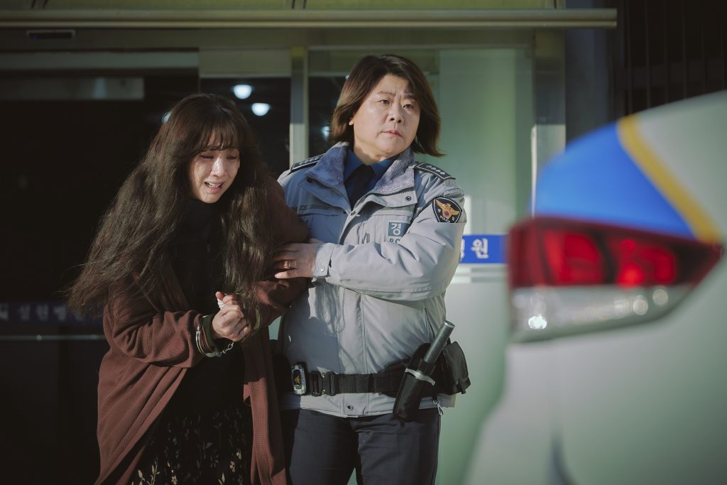 "Không bông tuyết nào trong sạch" - Phim Hàn đoạt giải phim Quốc tế hay nhất chuẩn bị ra mắt rạp Việt- Ảnh 2. "Không bông tuyết nào trong sạch" - Phim Hàn đoạt giải phim Quốc tế hay nhất chuẩn bị ra mắt rạp Việt- Ảnh 2.