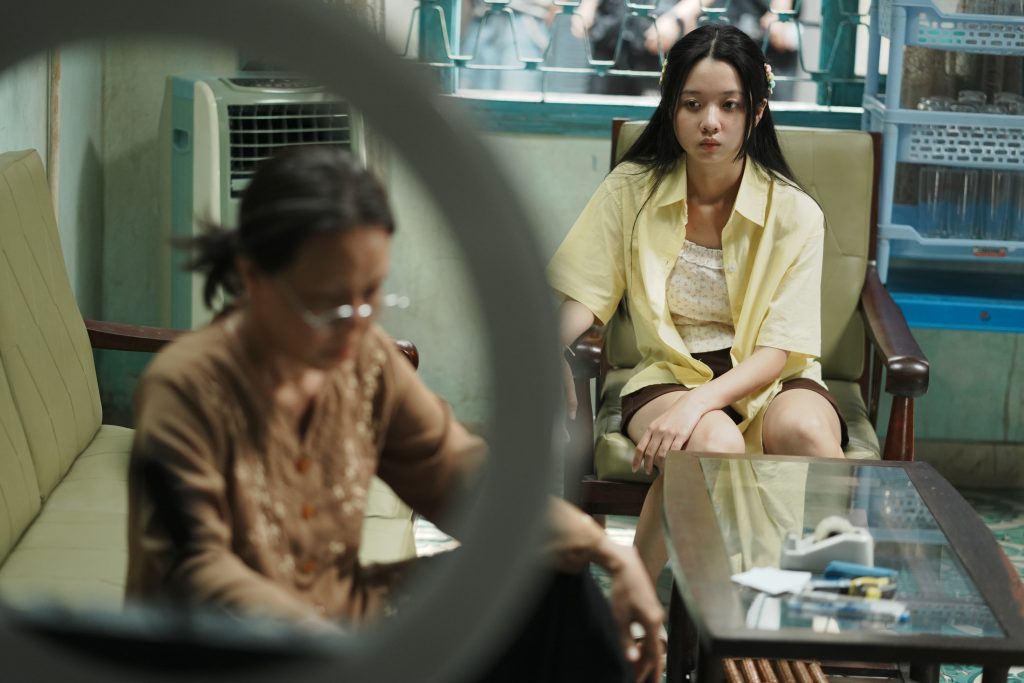 Giữa "công thức thương mại", "Cục vàng của ngoại" lặng lẽ đi sâu vào sức mạnh của tình thân bà cháu- Ảnh 6.