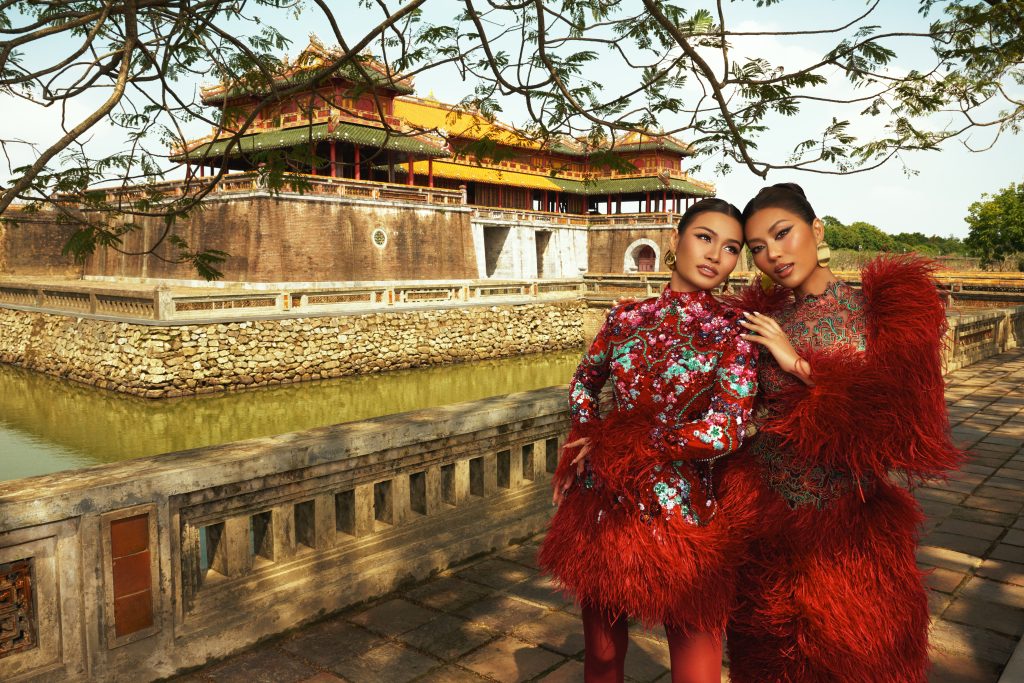 Hoa hậu Phương Linh cùng Top 2 Miss Cosmo 2024 tỏa sáng giữa Đại Nội Huế trước thềm "Hello Cosmo From Vietnam" mùa 2- Ảnh 2. Hoa hậu Phương Linh cùng Top 2 Miss Cosmo 2024 tỏa sáng giữa Đại Nội Huế trước thềm "Hello Cosmo From Vietnam" mùa 2- Ảnh 2.