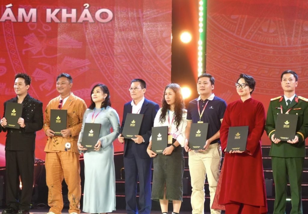 Phim tài liệu âm "Chân trời rực rỡ" của Hà Anh Tuấn thắng giải tại Liên hoan phim Việt Nam thứ XXIV- Ảnh 2.