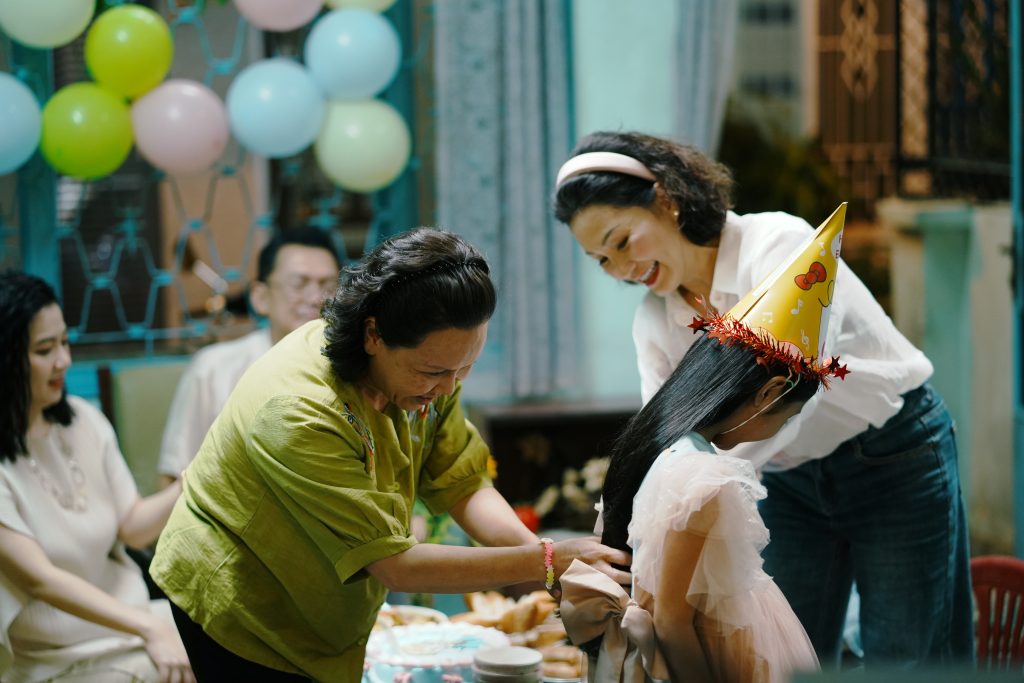 Giữa "công thức thương mại", "Cục vàng của ngoại" lặng lẽ đi sâu vào sức mạnh của tình thân bà cháu- Ảnh 2.