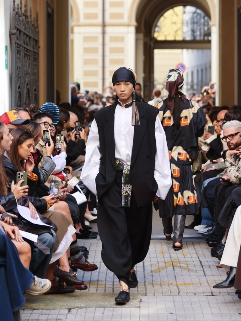 Huỳnh Tú Anh chính thức trở thành người mẫu Việt Nam đầu tiên trình diễn trong show CHANEL- Ảnh 4. Huỳnh Tú Anh chính thức trở thành người mẫu Việt Nam đầu tiên trình diễn trong show CHANEL- Ảnh 4.