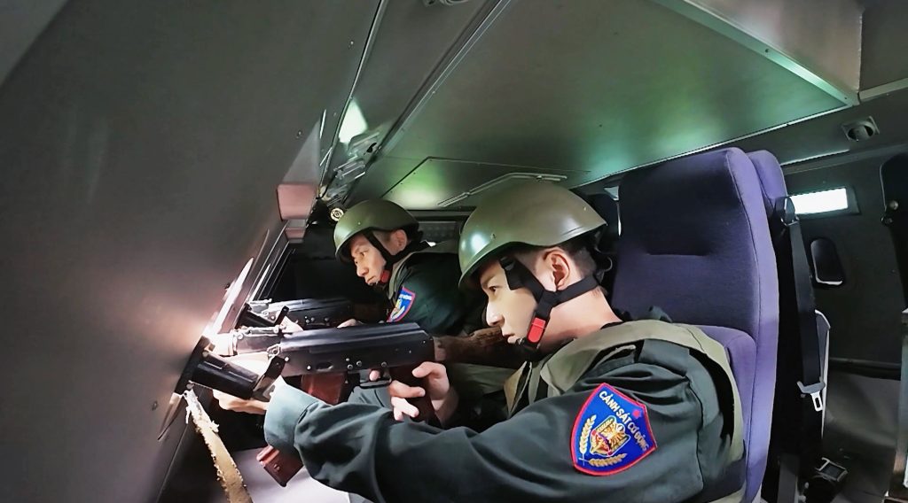 Lê Dương Bảo Lâm, Song Luân rơi nước mắt khi thực hiện nhiệm vụ cuối cùng của “Chiến sĩ quả cảm” mùa 1- Ảnh 4. Lê Dương Bảo Lâm, Song Luân rơi nước mắt khi thực hiện nhiệm vụ cuối cùng của “Chiến sĩ quả cảm” mùa 1- Ảnh 4.