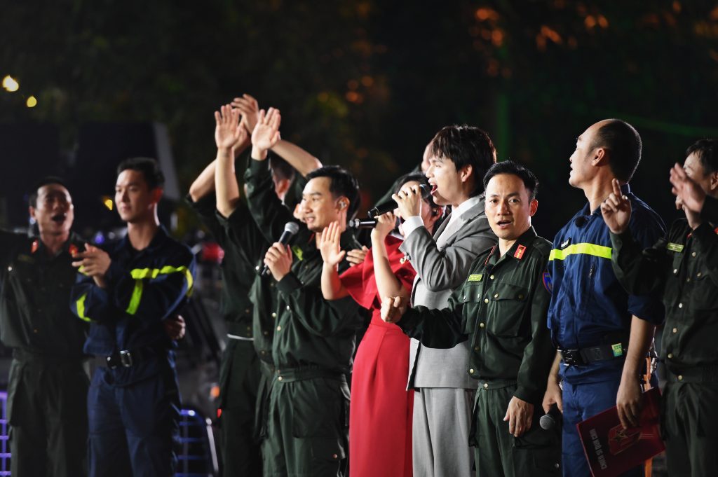 Lê Dương Bảo Lâm, Song Luân rơi nước mắt khi thực hiện nhiệm vụ cuối cùng của “Chiến sĩ quả cảm” mùa 1- Ảnh 8. Lê Dương Bảo Lâm, Song Luân rơi nước mắt khi thực hiện nhiệm vụ cuối cùng của “Chiến sĩ quả cảm” mùa 1- Ảnh 8.