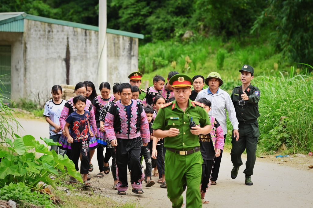 Lê Dương Bảo Lâm, Song Luân rơi nước mắt khi thực hiện nhiệm vụ cuối cùng của “Chiến sĩ quả cảm” mùa 1- Ảnh 3. Lê Dương Bảo Lâm, Song Luân rơi nước mắt khi thực hiện nhiệm vụ cuối cùng của “Chiến sĩ quả cảm” mùa 1- Ảnh 3.