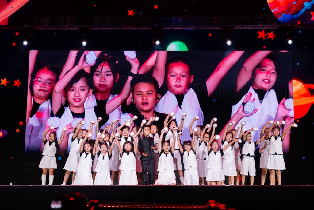 Đan Trường bật khóc trước hàng chục ngàn khán giả trong live concert kỷ niệm 30 năm ca hát- Ảnh 1. Đan Trường bật khóc trước hàng chục ngàn khán giả trong live concert kỷ niệm 30 năm ca hát- Ảnh 1.