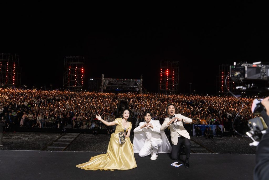 Đan Trường bật khóc trước hàng chục ngàn khán giả trong live concert kỷ niệm 30 năm ca hát- Ảnh 2. Đan Trường bật khóc trước hàng chục ngàn khán giả trong live concert kỷ niệm 30 năm ca hát- Ảnh 2.