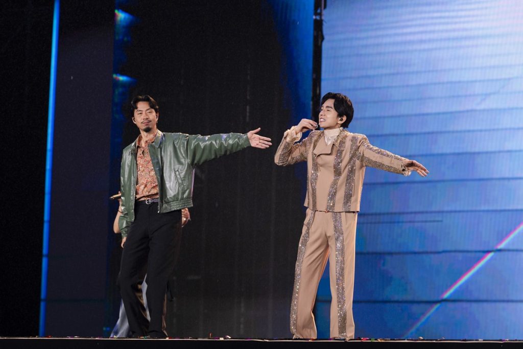 Đan Trường bật khóc trước hàng chục ngàn khán giả trong live concert kỷ niệm 30 năm ca hát- Ảnh 9. Đan Trường bật khóc trước hàng chục ngàn khán giả trong live concert kỷ niệm 30 năm ca hát- Ảnh 9.