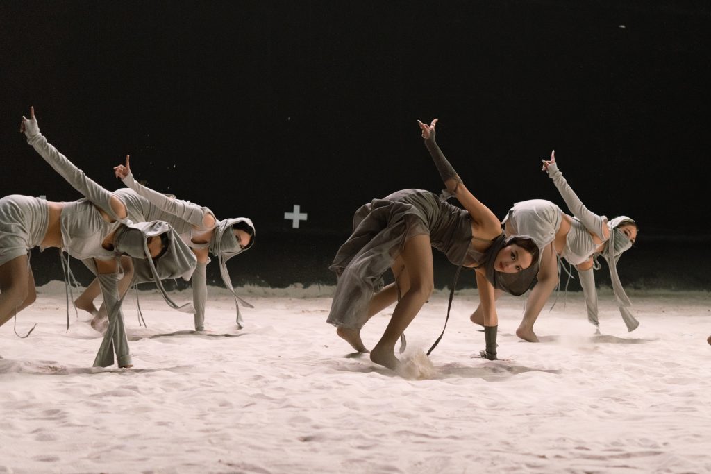 Minh Hằng hoá huấn luyện viên, “chấm điểm” 3 “thí sinh” Đồng Ánh Quỳnh, Tín Nguyễn, Khiết Đan trong MV mới - Ảnh 6. Minh Hằng hoá huấn luyện viên, “chấm điểm” 3 “thí sinh” Đồng Ánh Quỳnh, Tín Nguyễn, Khiết Đan trong MV mới - Ảnh 6.