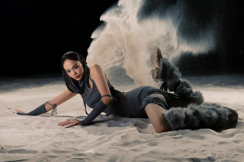 Minh Hằng hoá huấn luyện viên, “chấm điểm” 3 “thí sinh” Đồng Ánh Quỳnh, Tín Nguyễn, Khiết Đan trong MV mới - Ảnh 8. Minh Hằng hoá huấn luyện viên, “chấm điểm” 3 “thí sinh” Đồng Ánh Quỳnh, Tín Nguyễn, Khiết Đan trong MV mới - Ảnh 8.