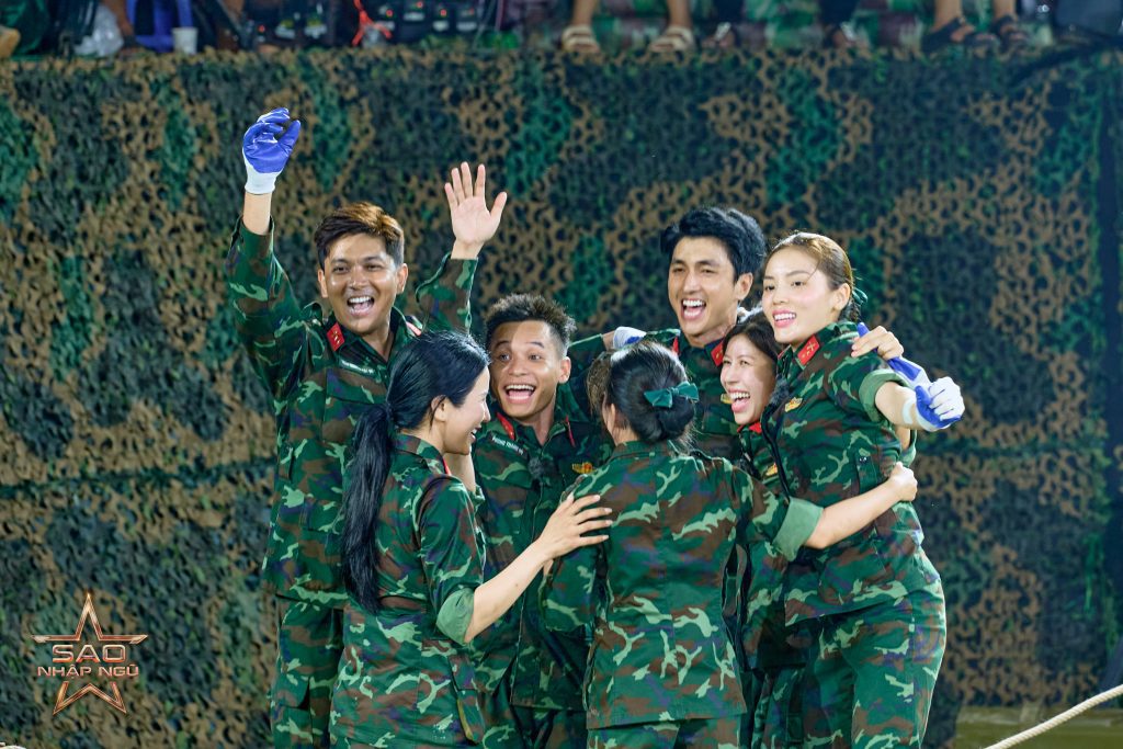 "Sao nhập ngũ 2025" tập 13: Pew Pew xin được ở lại đơn vị, chào đón hai tân binh đặc biệt Huỳnh Lập và Anh Tú- Ảnh 1. "Sao nhập ngũ 2025" tập 13: Pew Pew xin được ở lại đơn vị, chào đón hai tân binh đặc biệt Huỳnh Lập và Anh Tú- Ảnh 1.