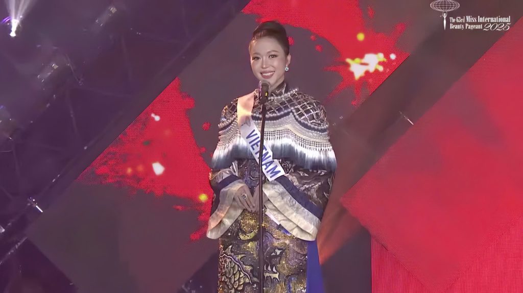 Hoa hậu Thanh Thủy khép lại nhiệm kỳ, final walk cùng tà áo dài Việt Nam tại Miss International- Ảnh 1.