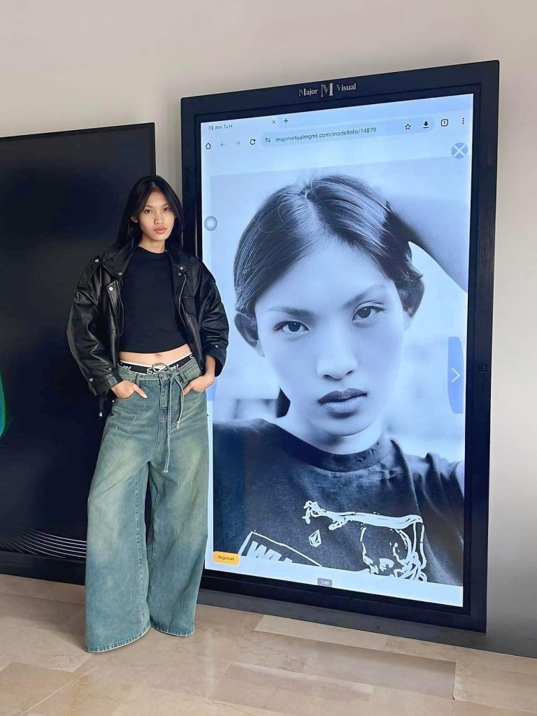 Huỳnh Tú Anh chính thức trở thành người mẫu Việt Nam đầu tiên trình diễn trong show CHANEL- Ảnh 7. Huỳnh Tú Anh chính thức trở thành người mẫu Việt Nam đầu tiên trình diễn trong show CHANEL- Ảnh 7.