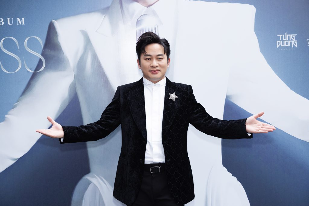 Tùng Dương ra mắt đĩa than "The Voice - Timeless": "Hát còn lỗi mới là con người chứ không phải A.I"- Ảnh 1. Tùng Dương ra mắt đĩa than "The Voice - Timeless": "Hát còn lỗi mới là con người chứ không phải A.I"- Ảnh 1.