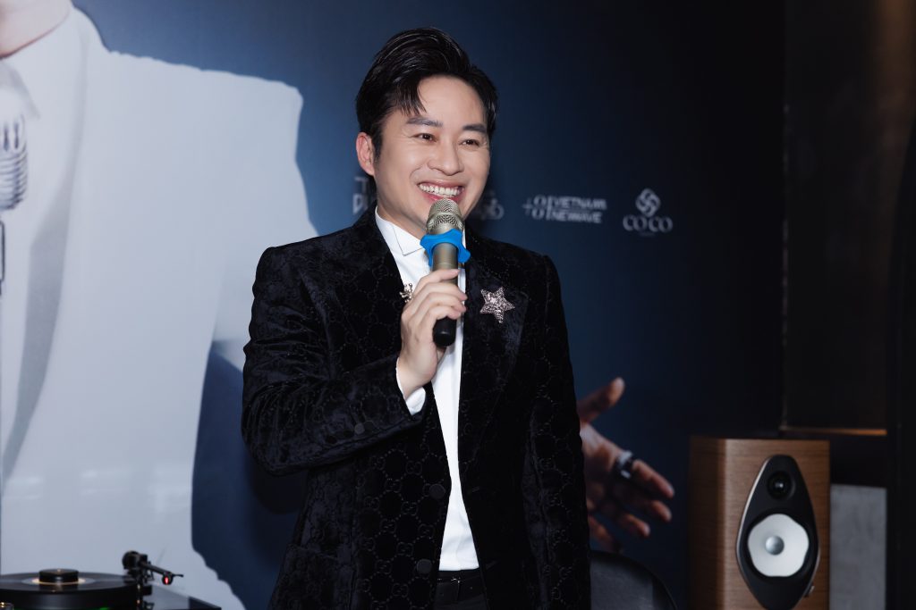 Tùng Dương ra mắt đĩa than "The Voice - Timeless": "Hát còn lỗi mới là con người chứ không phải A.I"- Ảnh 3. Tùng Dương ra mắt đĩa than "The Voice - Timeless": "Hát còn lỗi mới là con người chứ không phải A.I"- Ảnh 3.