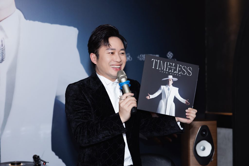 Tùng Dương ra mắt đĩa than "The Voice - Timeless": "Hát còn lỗi mới là con người chứ không phải A.I"- Ảnh 2. Tùng Dương ra mắt đĩa than "The Voice - Timeless": "Hát còn lỗi mới là con người chứ không phải A.I"- Ảnh 2.