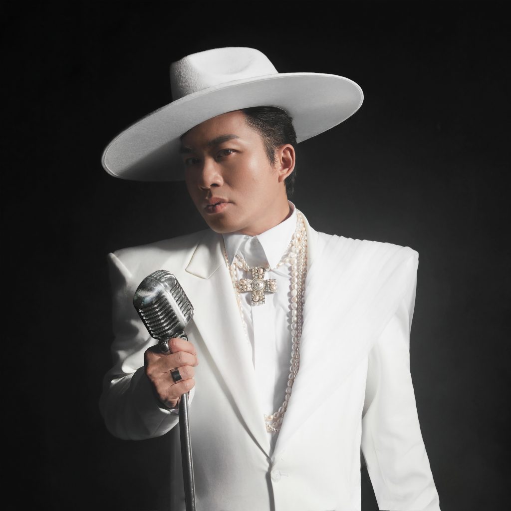 Tùng Dương ra mắt đĩa than "The Voice - Timeless": "Hát còn lỗi mới là con người chứ không phải A.I"- Ảnh 4. Tùng Dương ra mắt đĩa than "The Voice - Timeless": "Hát còn lỗi mới là con người chứ không phải A.I"- Ảnh 4.