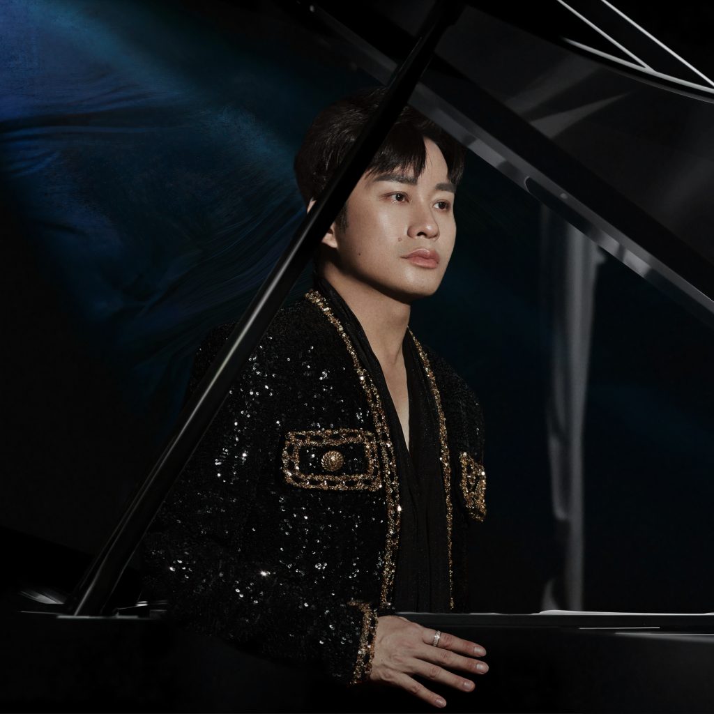 Tùng Dương ra mắt đĩa than "The Voice - Timeless": "Hát còn lỗi mới là con người chứ không phải A.I"- Ảnh 5. Tùng Dương ra mắt đĩa than "The Voice - Timeless": "Hát còn lỗi mới là con người chứ không phải A.I"- Ảnh 5.