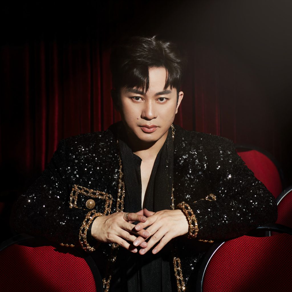 Tùng Dương ra mắt đĩa than "The Voice - Timeless": "Hát còn lỗi mới là con người chứ không phải A.I"- Ảnh 6. Tùng Dương ra mắt đĩa than "The Voice - Timeless": "Hát còn lỗi mới là con người chứ không phải A.I"- Ảnh 6.