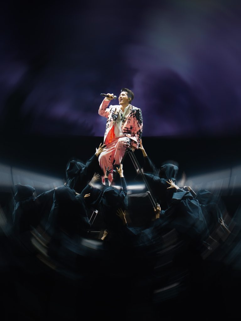 Quốc Thiên ủng hộ 200 triệu đồng đến đồng bào miền Trung ngay giữa lúc trình diễn tại Live Concert Skynote 2025- Ảnh 1.