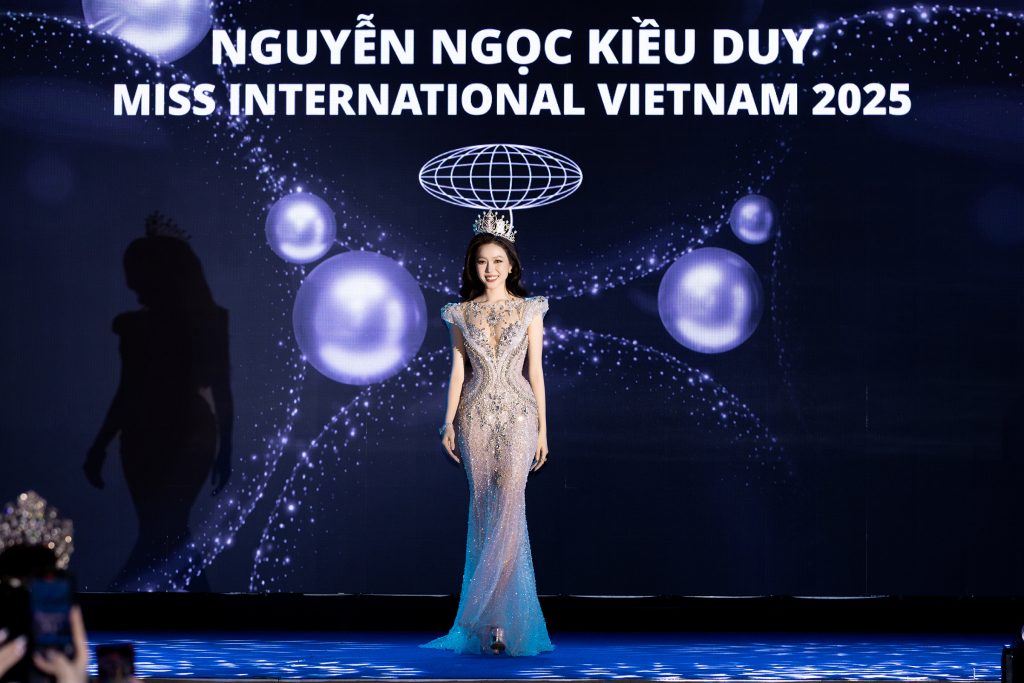 Kiều Duy chính thức nhận sash từ Thanh Thủy, mang trang phục dân tộc "Cửu Long Ẩn Vân" đến Miss International 2025- Ảnh 1. Kiều Duy chính thức nhận sash từ Thanh Thủy, mang trang phục dân tộc "Cửu Long Ẩn Vân" đến Miss International 2025- Ảnh 1.