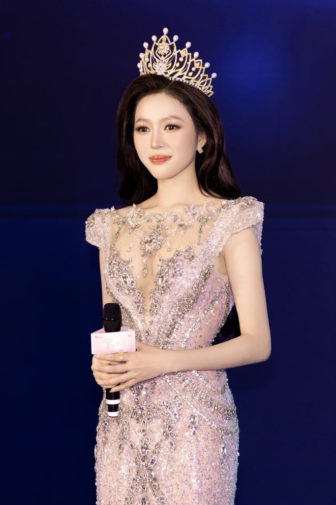 Kiều Duy chính thức nhận sash từ Thanh Thủy, mang trang phục dân tộc "Cửu Long Ẩn Vân" đến Miss International 2025- Ảnh 2. Kiều Duy chính thức nhận sash từ Thanh Thủy, mang trang phục dân tộc "Cửu Long Ẩn Vân" đến Miss International 2025- Ảnh 2.